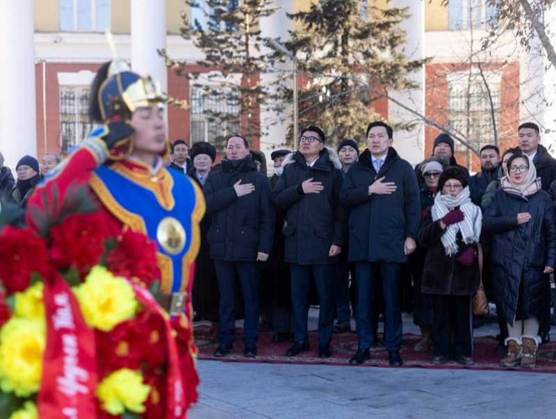 Маршал Х.Чойбалсангийн хөшөөнд цэцэг өргөж, хүндэтгэл үзүүллээ